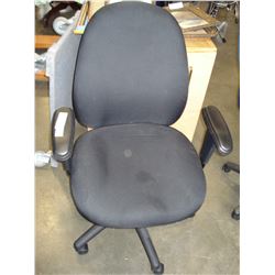 BLACK FABRIC GAL LIFT ROLLING OFFICE CHAIR