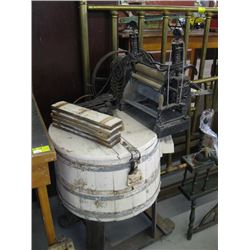 1 WOODEN BARREL STYLE WASHER WITH WRINGER