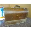 Image 1 : 1 PORTABLE SINGER SEWING MACHINE IN WOOD CASE -10
