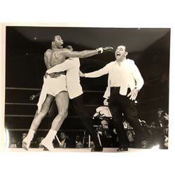 MUHAMMAD ALI 8" X 10" BLACK & WHITE PHOTO