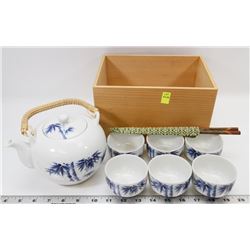 TEA SET IN WOOD BOX INCL 6 CUPS, TEA POT &
