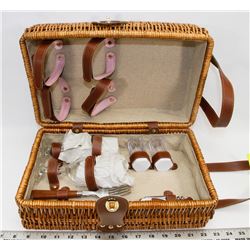 SERVICE FOR 2 WINE SET IN WICKER BASKET