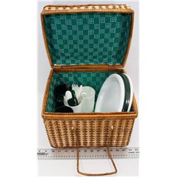 SERVICE FOR 4 PICNIC SET IN WICKER BASKET