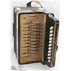 Image 2 : VINTAGE  HOHNER ACCORDIAN