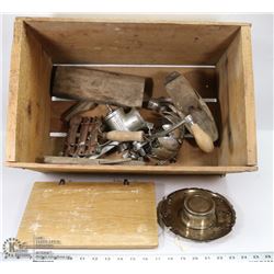 BOX OF ASSORTED VINTAGE KITCHEN ITEMS