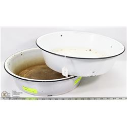 PAIR OF METAL VINTAGE PANS