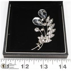 VINTAGE CLEAR RHINESTONE FLOWER BROOCH