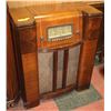 Image 1 : VINTAGE SILVERTONE RADIO CONSOLE 28.5X14X34