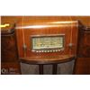 Image 2 : VINTAGE SILVERTONE RADIO CONSOLE 28.5X14X34