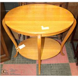 ANTIQUE OVAL OAK END TABLE WITH CURVED LEGS