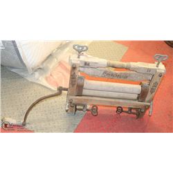 ANTIQUE CLOTHING WRINGER