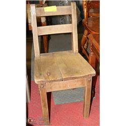 VINTAGE KIDS WOOD CHAIR