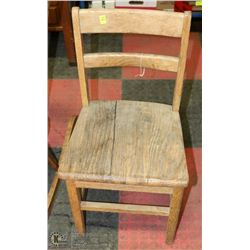 VINTAGE WOOD CHILDRENS CHAIR
