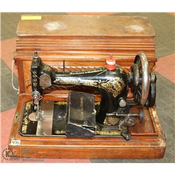 ANITQUE SINGER TABLE TOP SEWING MACHINE WITH
