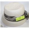 Image 4 : LOT OF 3 VINTAGE HATS - ONE WITH PEACOCK FEATHERS.
