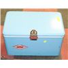 Image 2 : VINTAGE LIGHT BLUE METAL COLEMAN COOLER