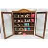Image 1 : wooden wall hanging showcase display case. 25 compartments etched glass doors, 22 asst. Miniature el