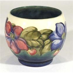 Moorcroft pottery vase, hand painted and gi…