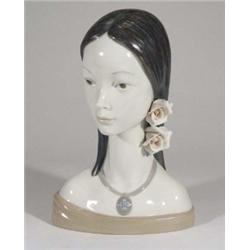 Large hand painted Lladro Maja bust of a yo…
