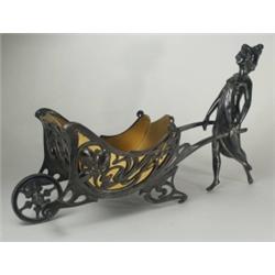 Kisplasztika - Talicskát toló hölgy