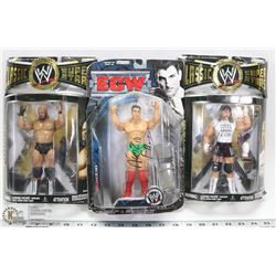 LOT OF 3 WRESTLING FIGURINE IN BOX WITH SIGNATURE