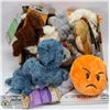 Image 1 : FLAT OF ASSORTED SQUEAKY PET TOYS