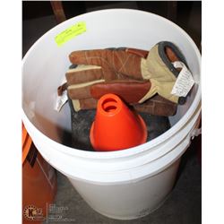 HEAVY DUTY CHAIN WITH HOOKS , 5 PYLONS