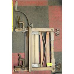 ANTIQUE CLOTHING WRINGER