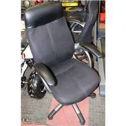 GROUP OF 3 HYDRAULIC LIFT OFFICE CHAIRS