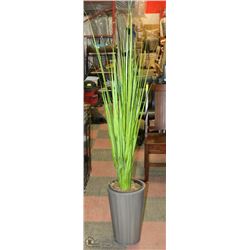 SHOWHOME LARGE VASE WITH ARTIFICIAL PLANT