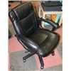 Image 1 : BLACK LEATHERETTE HYDRAULIC LIFT OFFICE CHAIR
