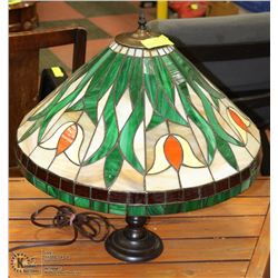 STAINED GLASS TIFFANY STYLE TABLE LAMP