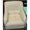 Image 1 : USED WHITE LEATHERETTE ARMCHAIR