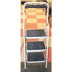 COLLAPSIBLE WHITE METAL LADDER 52".