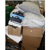 Image 1 : LARGE PALLET OF SHOWHOME DECORATIONS, BEDDING AND