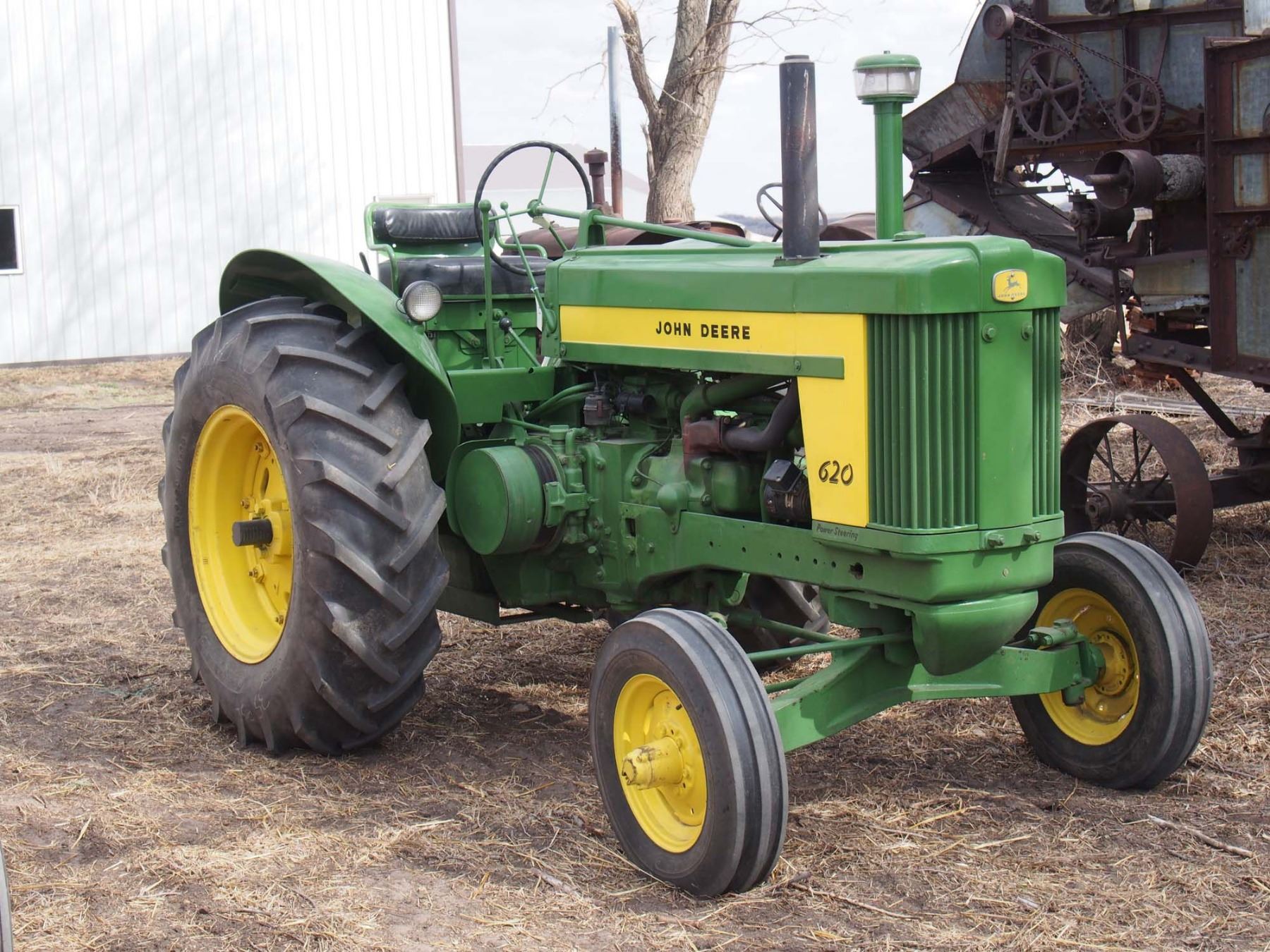 620 Tractor John Deere 620 - Bodnarus Auctioneering