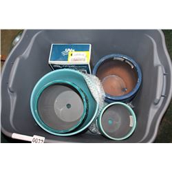 TOTE OF PLANTERS