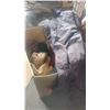 Image 2 : BOX OF WOOL AND WINTER CLOTHES