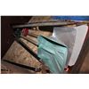 Image 1 : LOT OF SHOVELS AND GARDEN SHEARS