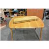 Image 1 : MAPLE DINING TABLE WITH TWO LEAFS
