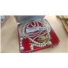 Image 1 : ESTATE PEARLS IN RED VELVET CASE