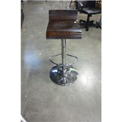 BROWN AND CHROME GAS LIFT STOOL