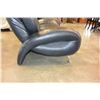 Image 5 : MODERN BLACK LEATHER SOFA AND LOVESEAT