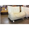 Image 7 : MODERN WHITE LEATHER BUTTONBACK LOVESEAT AND CHAIR