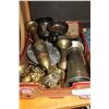 Image 1 : TRAY OF BRASS AND METAL WARE