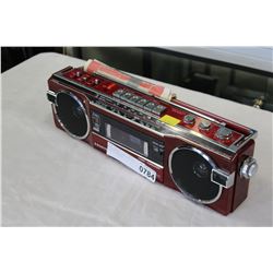 RED VINTAGE SANYO M7770K GHETTO BLASTER