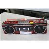 Image 2 : RED VINTAGE SANYO M7770K GHETTO BLASTER