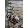 Image 2 : MODEL SHIP AND GIRAFFE