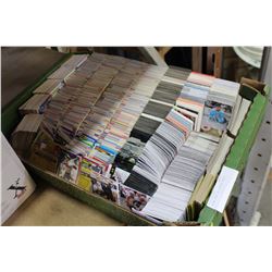 LARGE TRAY OF SPORTS CARDS