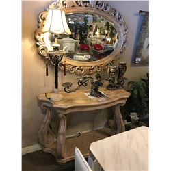 LIGHT WOOD 2 TIER CONSOLE TABLE WITH 3 CANDLE HOLDERS & TABLE LAMP